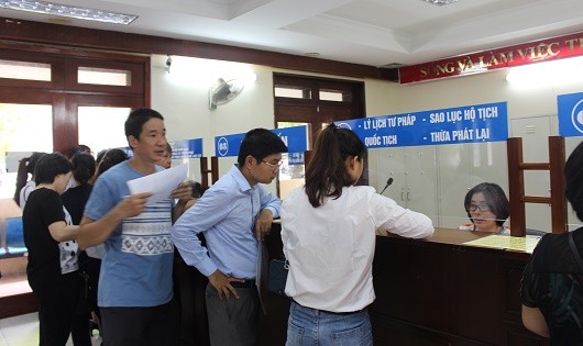 Người dân đến yêu cầu cấp Phiếu LLTP tại Sở Tư pháp Hà Nội.