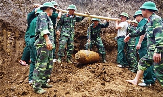 Lực lượng Công binh Bộ CHQS tỉnh Hà Nam di chuyển bom đến vị trí hủy nổ.