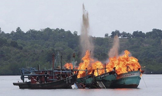 Indonesia đánh chìm các tàu cá nước ngoài, trong đó có tàu cá Việt Nam khai thác trái phép.