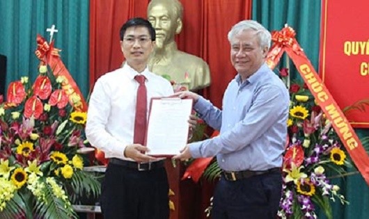Ông Hoàng Sỹ Thành - Tổng cục trưởng Tổng cục Thi hành án dân sự (Bộ Tư pháp) trao quyết định bổ nhiệm Cục trưởng Cục Thi hành án dân sự tỉnh Lạng Sơn cho ông Phạm Văn Dũng.