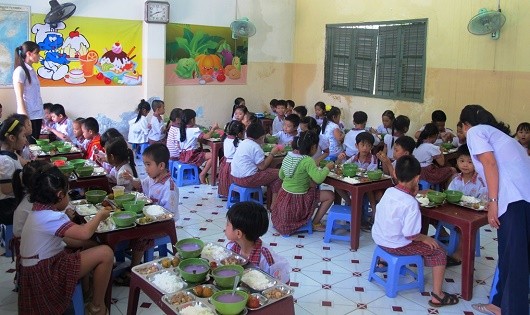 Nhà trường và xã hội phải có trách nhiệm đảm bảo ATVSTP cho các bữa ăn bán trú của học sinh