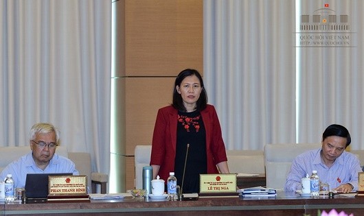 Chủ nhiệm Ủy ban Tư pháp Lê Thị Nga phát biểu.