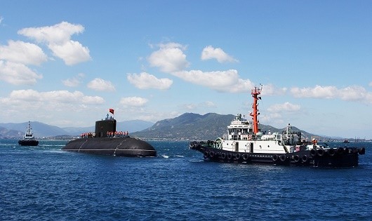 Tàu Tân Cảng A1 và A2 lai dắt tàu ngầm 182 Hà Nội cập cảng tàu ngầm Lữ đoàn 189 Hải quân.