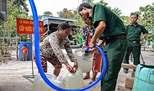 Lữ đoàn Công binh 25 (Quân khu 9) hỗ trợ nước sinh hoạt hợp vệ sinh cho người dân huyện Tịnh Biên, tỉnh An Giang trong đợt hạn, mặn đầu năm 2016. 