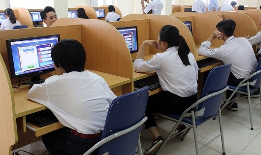 Học sinh Trường THPT chuyên Nguyễn Huệ (Hà Nội) tham gia thi tìm hiểu pháp luật trực tuyến tại phòng máy của nhà trường.