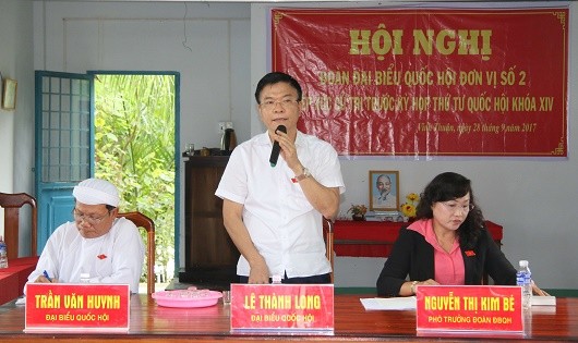 Bộ trưởng Lê Thành Long trao đổi với người dân tại buổi tiếp xúc cử tri.