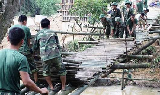 Cán bộ, chiến sĩ Trung đoàn 246, Sư đoàn 346 giúp nhân dân xóm Đồng Cháy, xã Phủ Lý, huyện Phú Lương bắc cầu qua sông.