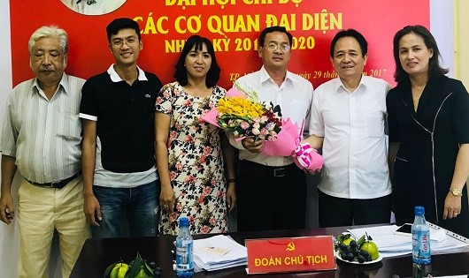 Đồng chí Đặng Ngọc Luyến, Bí thư Đảng ủy, Phó Tổng Biên tập Báo PLVN (thứ 2 từ phải sang) chúc mừng Chi uỷ mới.