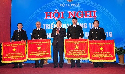 Thủ tướng Chính phủ Nguyễn Xuân Phúc (khi đó là Phó Thủ tướng) trao Cờ cho các đơn vị có thành tích xuất sắc tại Hội nghị triển khai công tác THADS 2016.