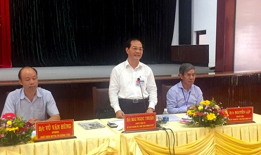 Ông Mai Ngọc Thuận - bí thư Thành ủy Vũng Tàu - tại buổi đối thoại với hơn 100 hộ dân sáng 30-9 - Ảnh: TTO