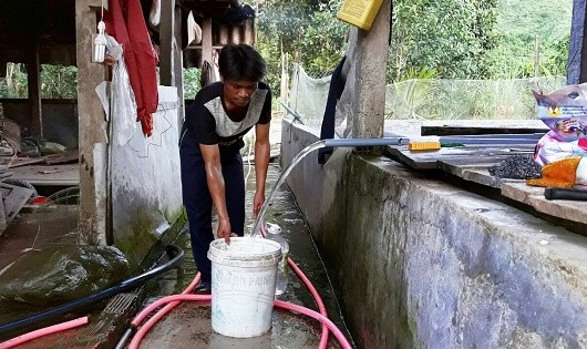 Mặc dù một số hộ dân ở xã đã bỏ tiền túi để nối ống dẫn nước từ khe suối về dùng, nhưng vẫn không an tâm về chất lượng nguồn nước.