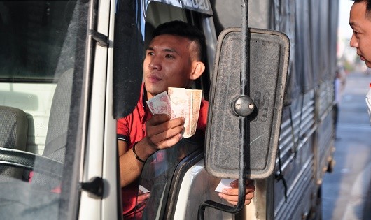 Tài xế lại dùng tiền lẻ trả phí qua trạm BOT ở Đồng Nai