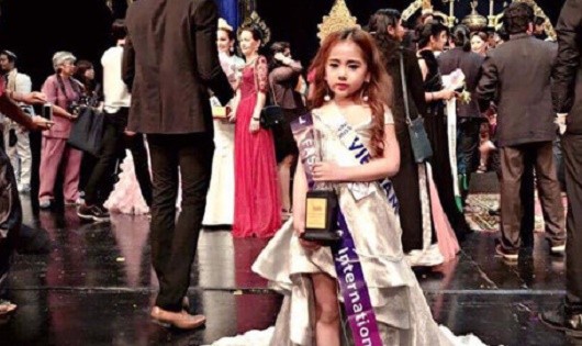 Khánh Linh (cô bé 6 tuổi người Hải Phòng) đoạt giải Fashionista International.
