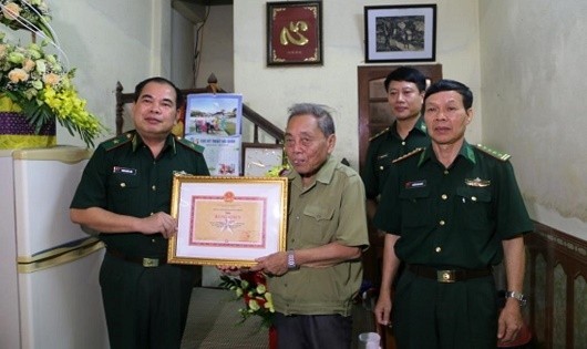 Thiếu tướng Phùng Quốc Tuấn - Phó Chính ủy BĐBP tới thăm và trao Bằng khen của Bộ Tư lệnh BĐBP cho cựu Trung tá, bác sĩ Đặng Cát.