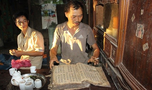 Ông Bàn Hữu Sen hiện là một trong số ít người còn lưu giữ sách cổ người Dao