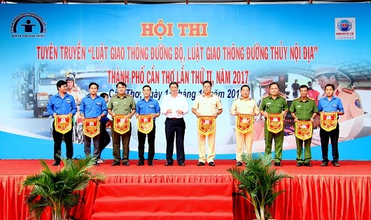 Ông Phạm Văn Hiểu - Phó Bí thư Thành ủy, Chủ tịch HĐND TP trao cờ lưu niệm cho các đội dự thi (thứ 5 từ trái sang).