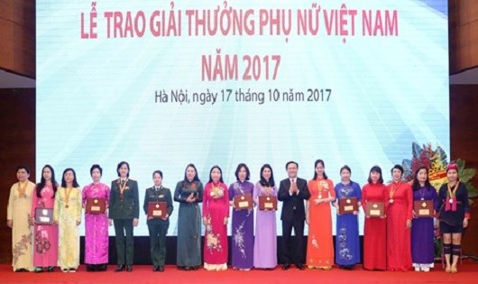 Tập thể nữ Tổng cục THADS nhận Giải thưởng Phụ nữ Việt Nam