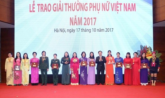 Phó Thủ tướng Vương Đình Huệ trao giải thưởng Phụ nữ Việt Nam năm 2017.
