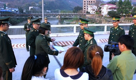 Công an Biên phòng Trung Quốc bàn giao nạn nhân bị mua bán qua biên giới cho Đồn BP Cửa khẩu quốc tế Lào Cai.