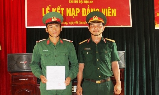 Trung sĩ Lê Minh Đức (bên trái) trong ngày kết nạp Đảng.