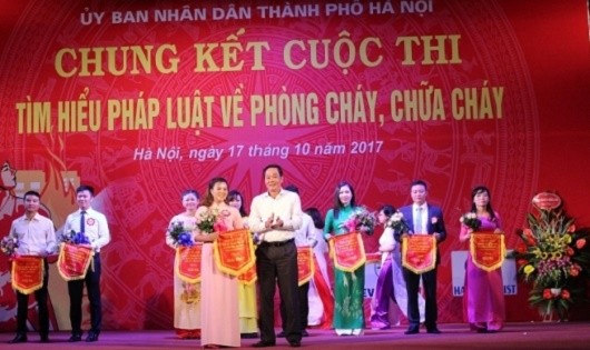 Phó Chủ tịch UBND TP Hà Nội Lê Hồng Sơn trao Giải nhất cho đội thi của huyện Quốc Oai.
(Ảnh: TH).