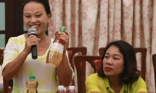 Chị Trịnh Thị Hồng chia sẻ với phóng viên báo chí về sản phẩm sản xuất từ rác thải hữu cơ của mình