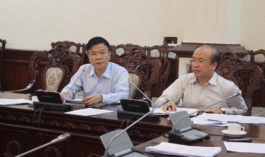 Bộ trưởng Lê Thành Long (trái) và Thứ trưởng Phan Chí Hiếu tại cuộc họp.