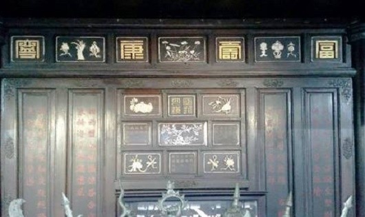 Hệ thống văn thơ chữ Hán khắc trên kiến trúc cung đình Huế.