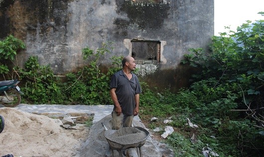 Ông Lương Văn Quân ở xóm Phia Đén, đang làm lại đường mới lên ngôi nhà hoang kể về câu
chuyện căn nhà bị ma ám.
