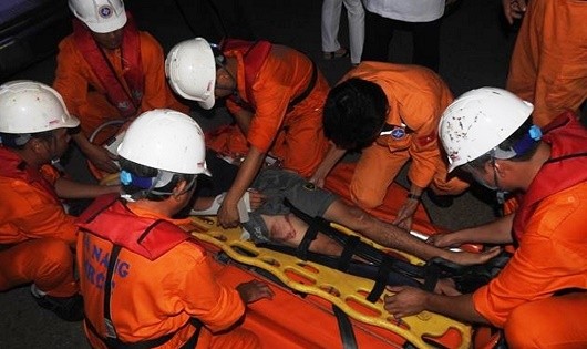 Ngư dân bị tai nạn lao động được đưa vào bờ cấp cứu.