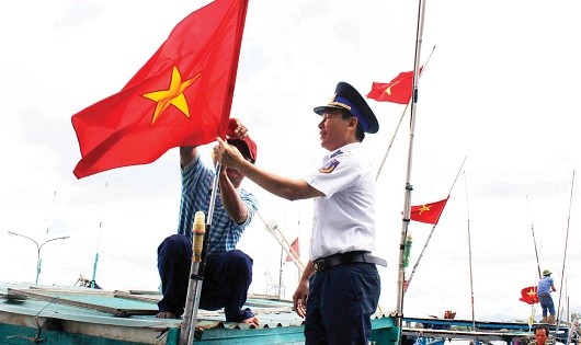 Cảnh sát Biển tặng cờ Tổ quốc cho tàu cá bám biển, bảo vệ chủ quyền.
