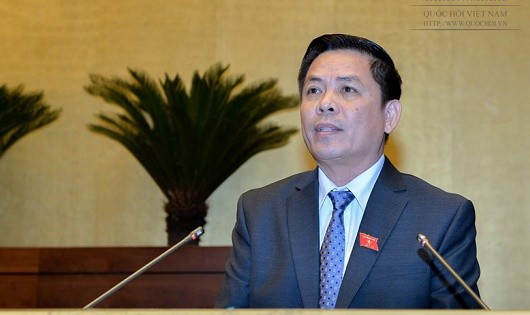 Bộ trưởng Bộ Giao thông Vận tải Nguyễn Văn Thể trình bày Tờ trình tại Hội trường