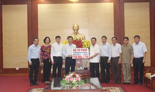 Bộ trưởng Lê Thành Long trao số tiền 150 triệu đồng ủng hộ nhân dân tỉnh Hòa Bình