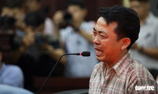 Bị cáo Nguyễn Minh Hùng - giám đốc công ty CP VN Pharma đã bật khóc nức nở tại tòa.