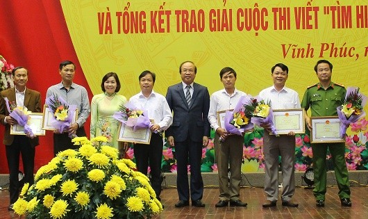 Thứ trưởng Phan Chí Hiếu trao giải Nhất, Nhì, Ba cho các tập thể đạt giải Cuộc thi viết tìm hiểu BLDS năm 2015.