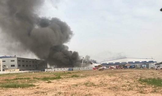 Phân xưởng bị bóc cháy với cột khói bốc cao (Ảnh: Facebook)