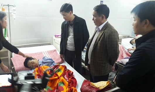 Phó chủ tịch huyện Yên Phong (thứ hai từ phải qua) cùng đoàn cán bộ của huyện Yên Phong đến thăm sức khỏe của các học sinh gặp nạn tối 11/12.