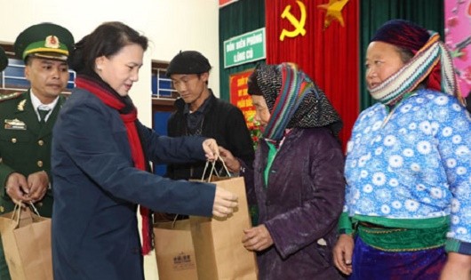 Chủ tịch Quốc hội Nguyễn Thị Kim Ngân tặng quà cho các hộ nghèo ở các xã Ma Lé và Lũng Cú.