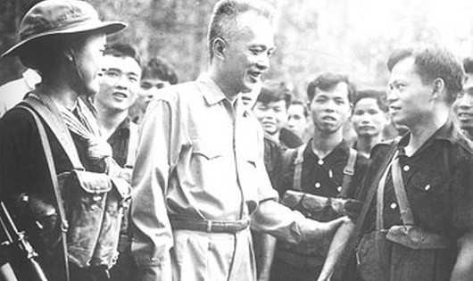 Chủ tịch Nguyễn Hữu Thọ với các chiến sĩ Quân giải phóng. (Ảnh tư liệu)