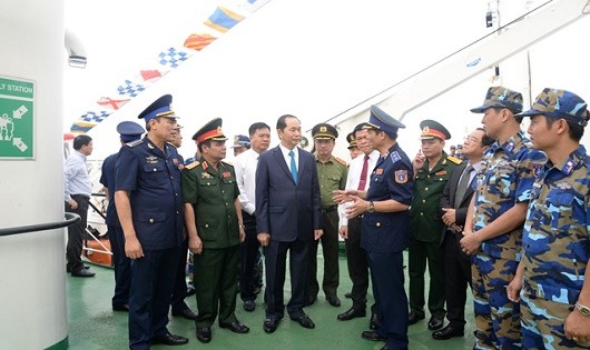 Chủ tịch nước Trần Đại Quang nói chuyện với cán bộ, chiến sỹ trên tàu Vùng Cảnh sát Biển 3. Ảnh Việt Cường