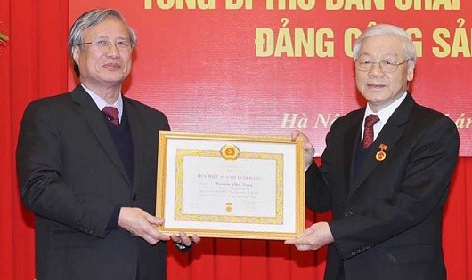 Đồng chí Trần Quốc Vượng trân trọng trao Huy hiệu 50 tuổi Đảng cho Tổng Bí thư Nguyễn Phú Trọng