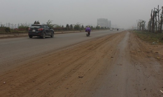 Trục đường 427, nối từ khu đô thị Xa La (Hà Đông) đi huyện Thanh Oai phủ đầy bùn đất, tiềm ẩn nguy cơ gây tai nạn cho người và phương tiện tham gia giao thông.