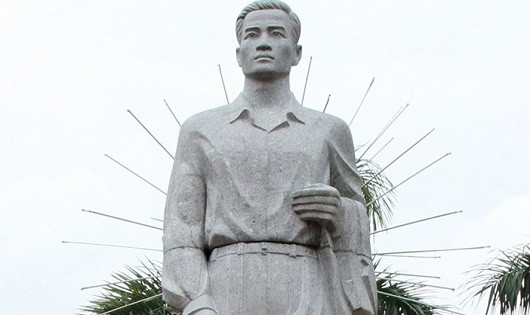 Tượng đài đồng chí Nguyễn Đức Cảnh tại TP.Thái Bình (tỉnh Thái Bình). Ảnh: T.C.A