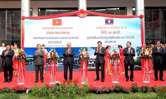 Hai Thủ tướng cắt băng khánh thành Trung tâm đào tạo cán bộ quản lý khoa học công nghệ Lào. Ảnh: VGP