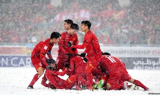 Các cầu thủ U23 thi đấu trong mưa tuyết tại sân vận động Thường Châu, 
Trung Quốc.