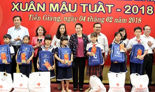 Chủ tịch Quốc hội Nguyễn Thị Kim Ngân trao quà cho các hộ nghèo, trẻ em có hoàn cảnh khó khăn và nạn nhân chất độc da cam tỉnh Tiền Giang.