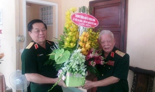 Thượng tướng Nguyễn Trọng Nghĩa chúc mừng Trung tướng Lê Nam Phong.