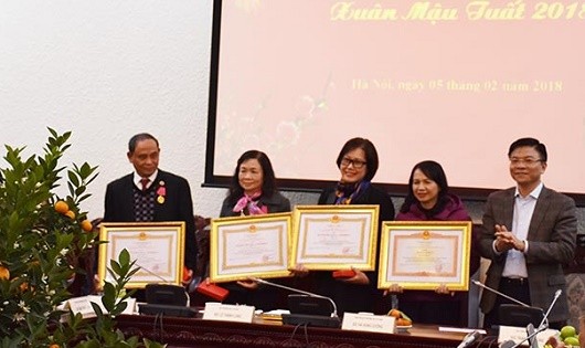 Bộ trưởng Lê Thành Long trao Huân chương Lao động và Bằng khen của Thủ tướng cho một số cán bộ hưu trí.