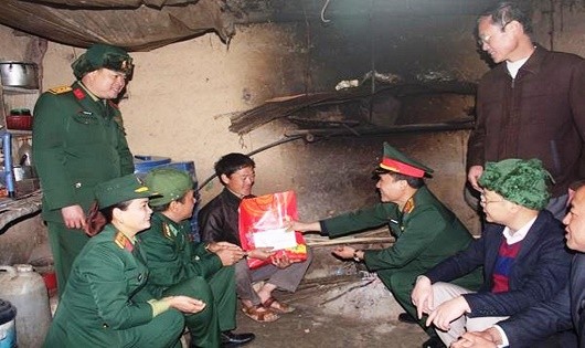Lãnh đạo Cục Chính trị Quân khu 1và Bộ CHQS tỉnh Lai Châu tặng quà các hộ nghèo xã Ma Ly Chải, huyện Phong Thổ, tỉnh Lai Châu.