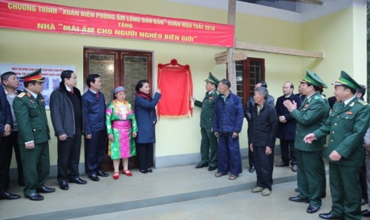 Chủ tịch Quốc hội Nguyễn Thị Kim Ngân dự lễ khánh thành, tặng “Mái ấm cho người nghèo biên giới”